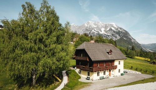 Apartment with Mountain View