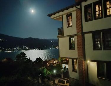 Apartment with Lake View