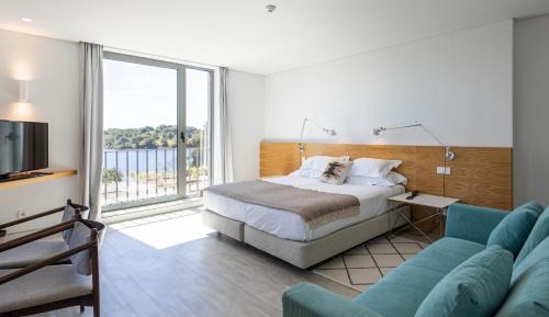 Suite Superior with Dam View
