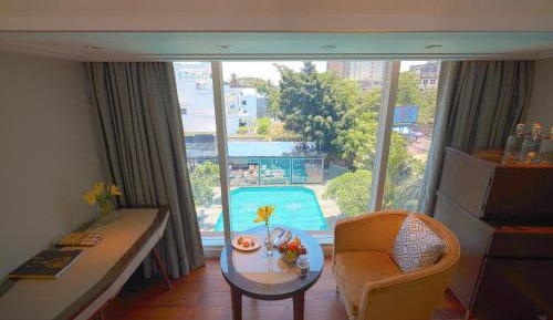 Deluxe Room Pool View Twin Bed