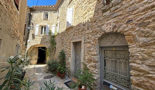 Deluxe Double Room (2 Adults + 1 Child)