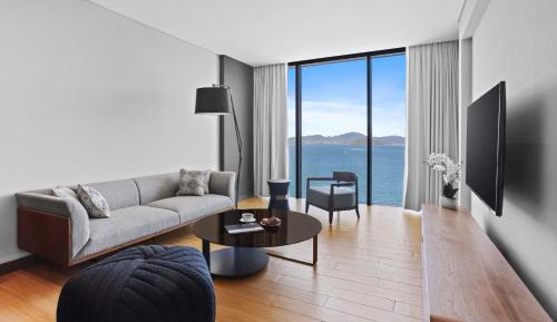 One-Bedroom King Suite with Harbor View