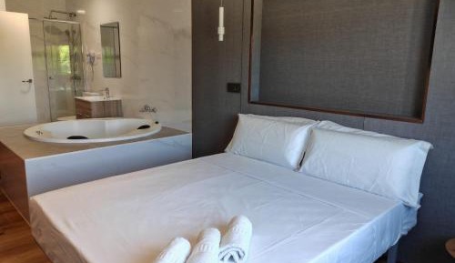 Queen Room with Spa Bath