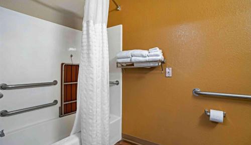 Queen studio with 1 Queen Bed - Disability Access/Non-Smoking