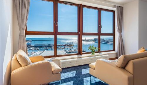 One-Bedroom Apartment with Sea View and Balcony