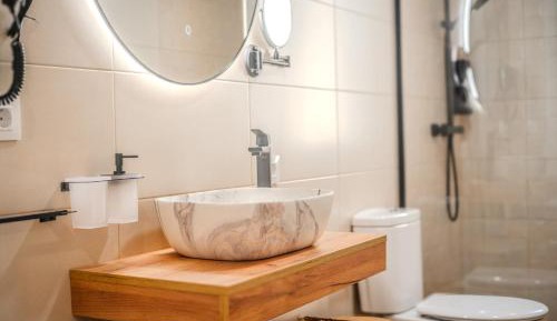 Deluxe One-Bedroom Apartment