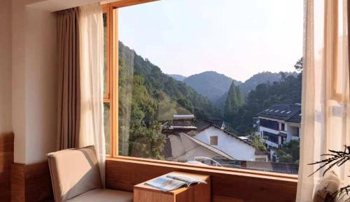 Suite with Mountain View