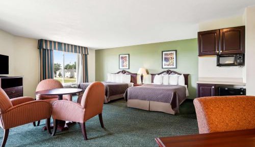 Junior Queen Suite with Two Queen Beds and Sofa Bed - Non-Smoking