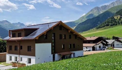 Apartment with Mountain View