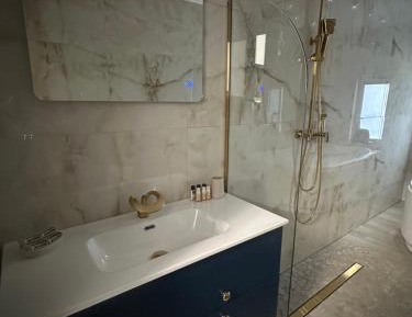 Suite with Hot Tub