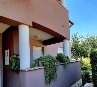 Comfort One-Bedroom Apartment with Terrace - First Floor