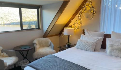 King Room with Lake View and Private External Bathroom 