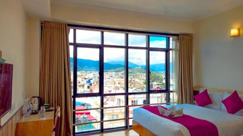 Deluxe Queen Room with Mountain and City View 
