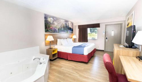 Suite with Hot Tub