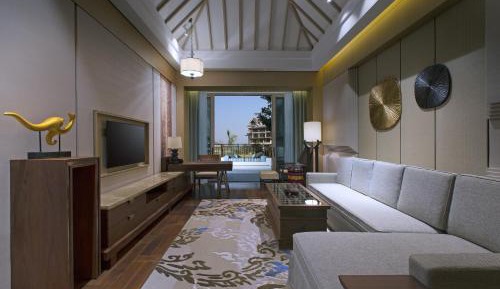 Premier One-Bedroom King Suite with Balcony and Garden View