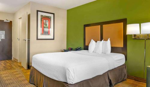 Queen studio with 1 Queen Bed - Disability Access/Non-Smoking