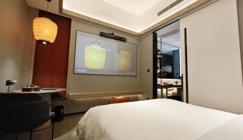 Arthur Standard Room with King Bed (Window faces the hall)