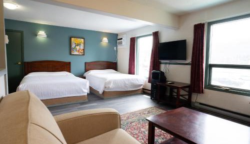 Large Queen Room with Two Queen Beds and Kitchen