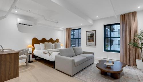 King Suite (1 King Bedroom + King Bed & Sofa Bed in Living)