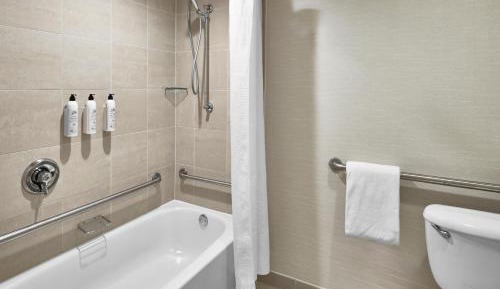 Standard King Room with Adapted Tub - Mobility and Hearing Accessible