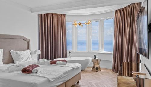 Deluxe One-Bedroom Apartment with Ocean View
