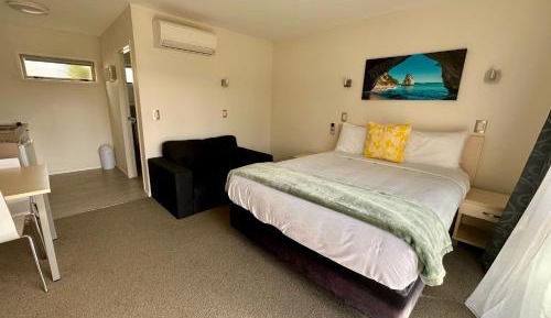 Studio with Queen Bed