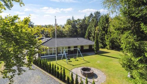 Eleven-Bedroom Holiday home