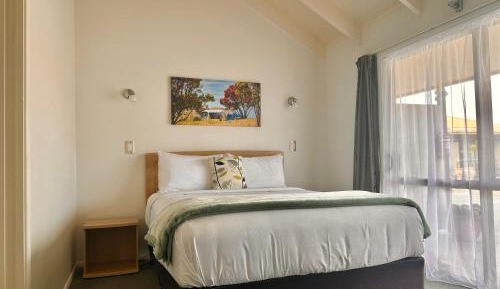 Queen Suite with Spa Bath