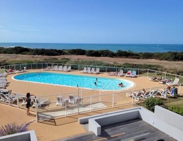 Apartment with Pool View 