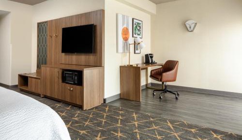 King Suite with Study Area