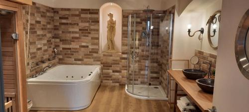 Luxury Suite with Spa Bath