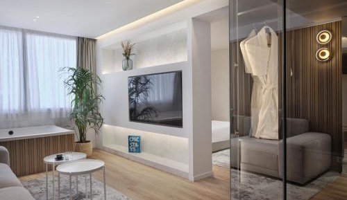 Deluxe Suite with Spa Bath