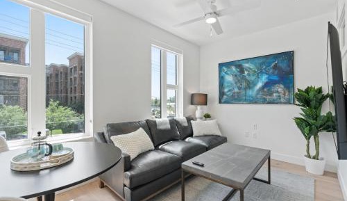 Deluxe One-Bedroom Apartment