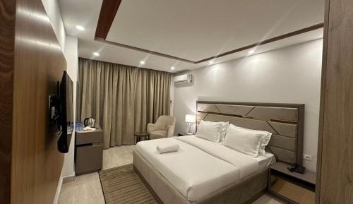 Deluxe Queen Suite