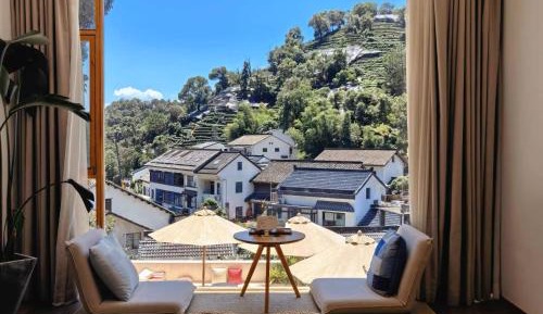 Suite with Mountain View