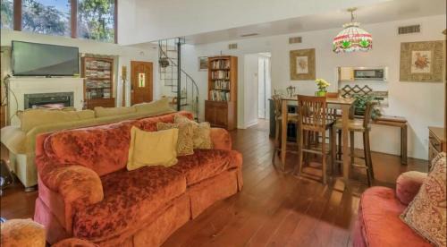 Classic One-Bedroom Apartment with King Bed