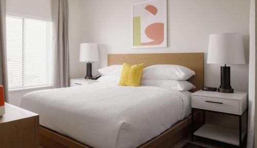 One Bedroom Suite Hearing Accessible - King Bed