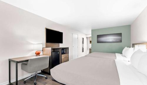 Efficiency Queen Room with Two Queen Beds - Smoking