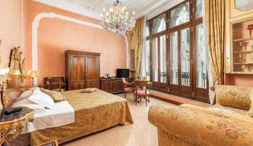 Luxury Double or Twin Room with Balcony and Canal View 