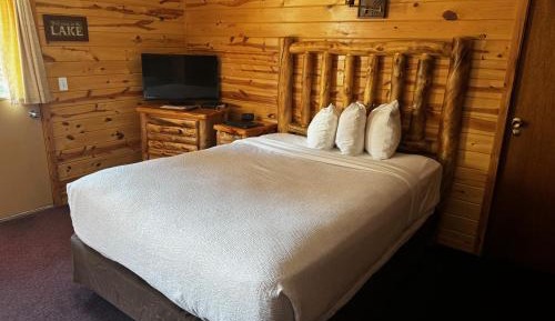 Chalet with Two Queen Beds