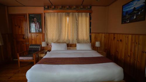 Single Room with Mountain View