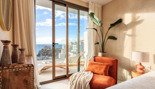 One-Bedroom Luxury Apartment with Balcony and Oceanview