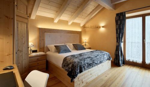 Two-Bedroom Apartment with Mountain View