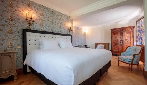 King Room with Roll-In Shower - Disability Access