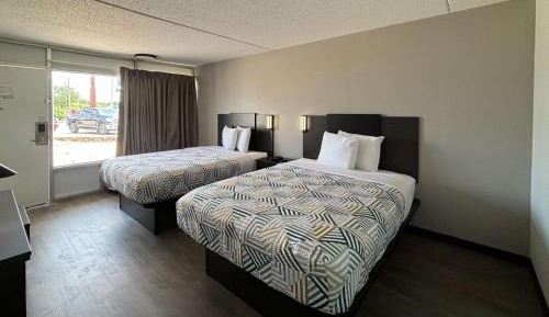 Queen Room with Two Queen Beds - Smoking