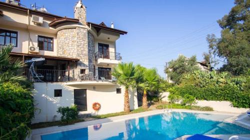 Three-Bedroom Holiday Home 