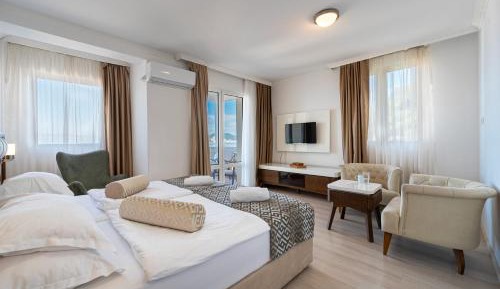 Family Two-Bedroom Apartment with Sea View 