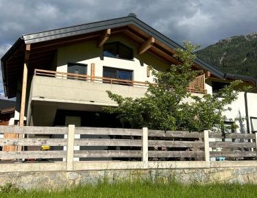 Apartment with Mountain View