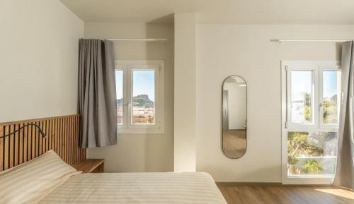 Deluxe One-Bedroom Apartment