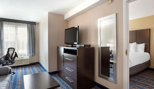 Queen Suite with Two Queen Beds - Non-Smoking